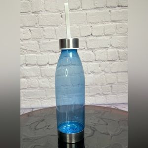 NWT 22oz. Reusable Plastic Water Bottle w/ stainless steel base & lid. BPA Free.